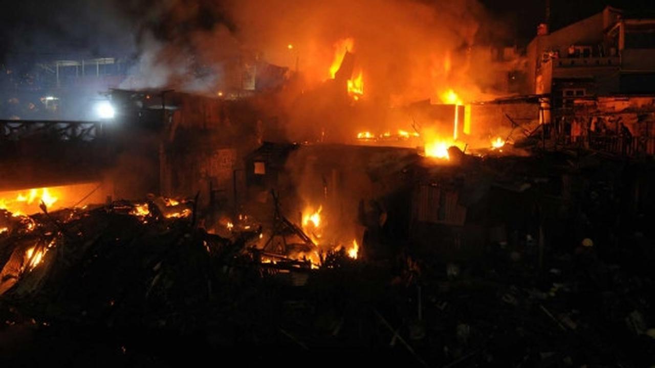 Pasar Gembrong terbakar, ribuan warga padati Jalan Basuki Rahmat