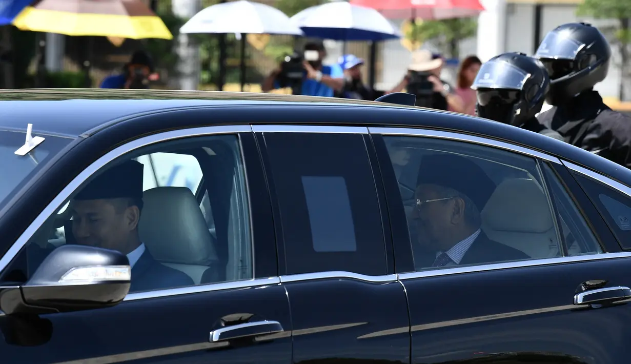 Perdana Menteri interim Malaysia Mahathir Mohamad meninggalkan lokasi usai bertemu dengan Raja Malaysia Sultan Abdullah Sultan Ahmad Shah di Istana Negara di Kuala Lumpur, Malaysia, pada 27 Februari 2020. (Xinhua/Zhu Wei)