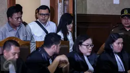 Terdakwa Jessica Kumala Wongso memasuki ruangan untuk menjalani sidang ke 32 di Pengadilan Negeri Jakarta Pusat, Kamis (27/10). Hakim pimpinan sidang Kisworo mengagendakan pembacaan putusan dari majelis hakim untuk terdakwa. (Liputan6.com/Faizal Fanani)