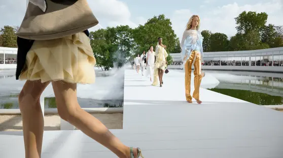 Tren Alas Kaki dari Runway Paris Fashion Week 2027, Mutiara hingga Heels Berbentuk Ular