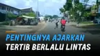 Didik anak tertib berlalu lintas sejak dini agar tidak terjadi hal yang tidak diinginkan.