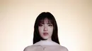 Duetnya bersama Arsy Widianto, Tiara Andini tampil bak bidadari turun dari kahyangan. Ia mengenakan gaun putih off-shoulder berbahan renda dengan detail mutiara di beberapa bagian [@tiaraandini]