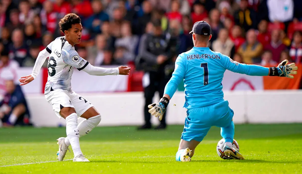 Pemain Liverpool Fabio Carvalho (kiri) menendang bola ke gawang Nottingham Forest pada pertandingan sepak bola Liga Inggris di City Ground, Nottingham, Inggris, 22 Oktober 2022. Liverpool dikalahkan dengan skor 0-1. (Joe Giddens/PA via AP)