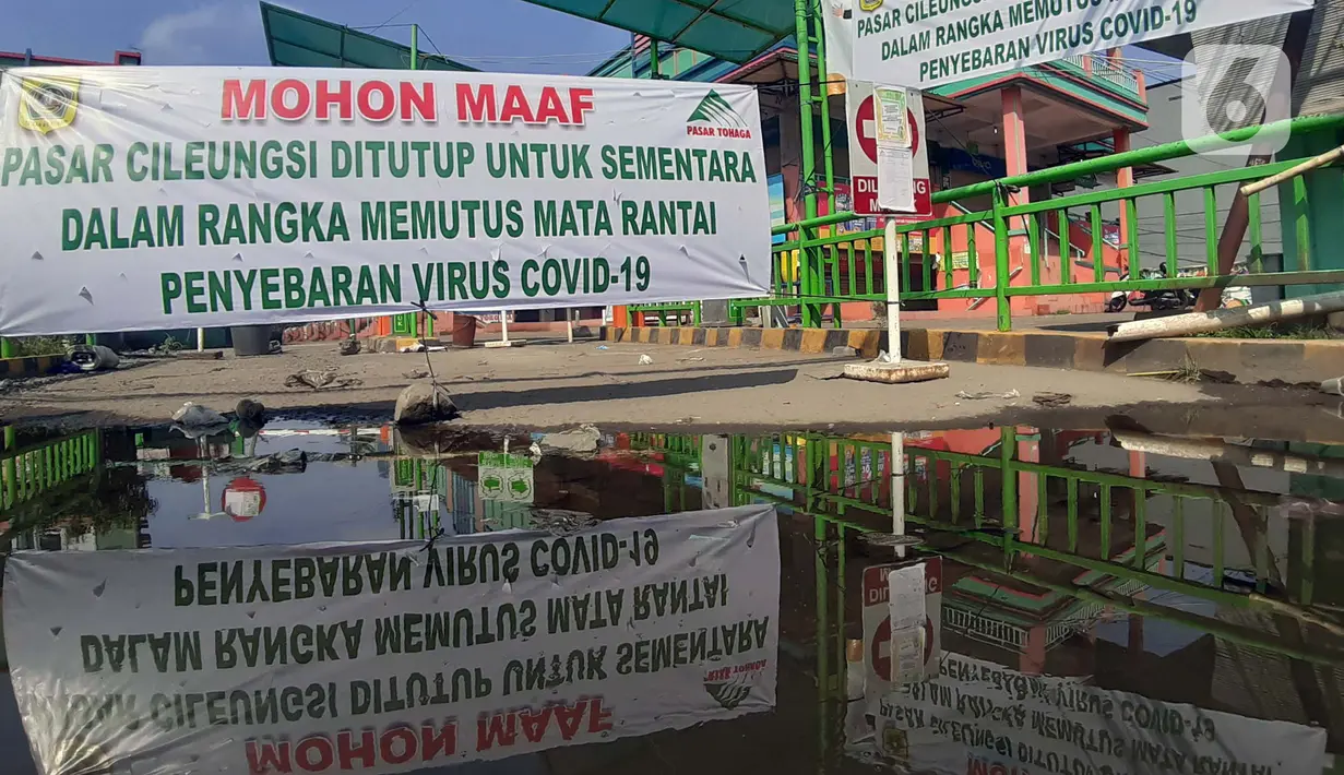 Spanduk sosialisasi penutupan sementara kawasan Pasar Cileungsi, Kabupaten Bogor, Selasa (2/6/2020). Penutupan sementara kegiatan jual beli di Pasar Cileungsi terkait adanya tujuh pedagang yang positif terinfeksi virus COVID-19. (Liputan6.com/Helmi Fithriansyah)