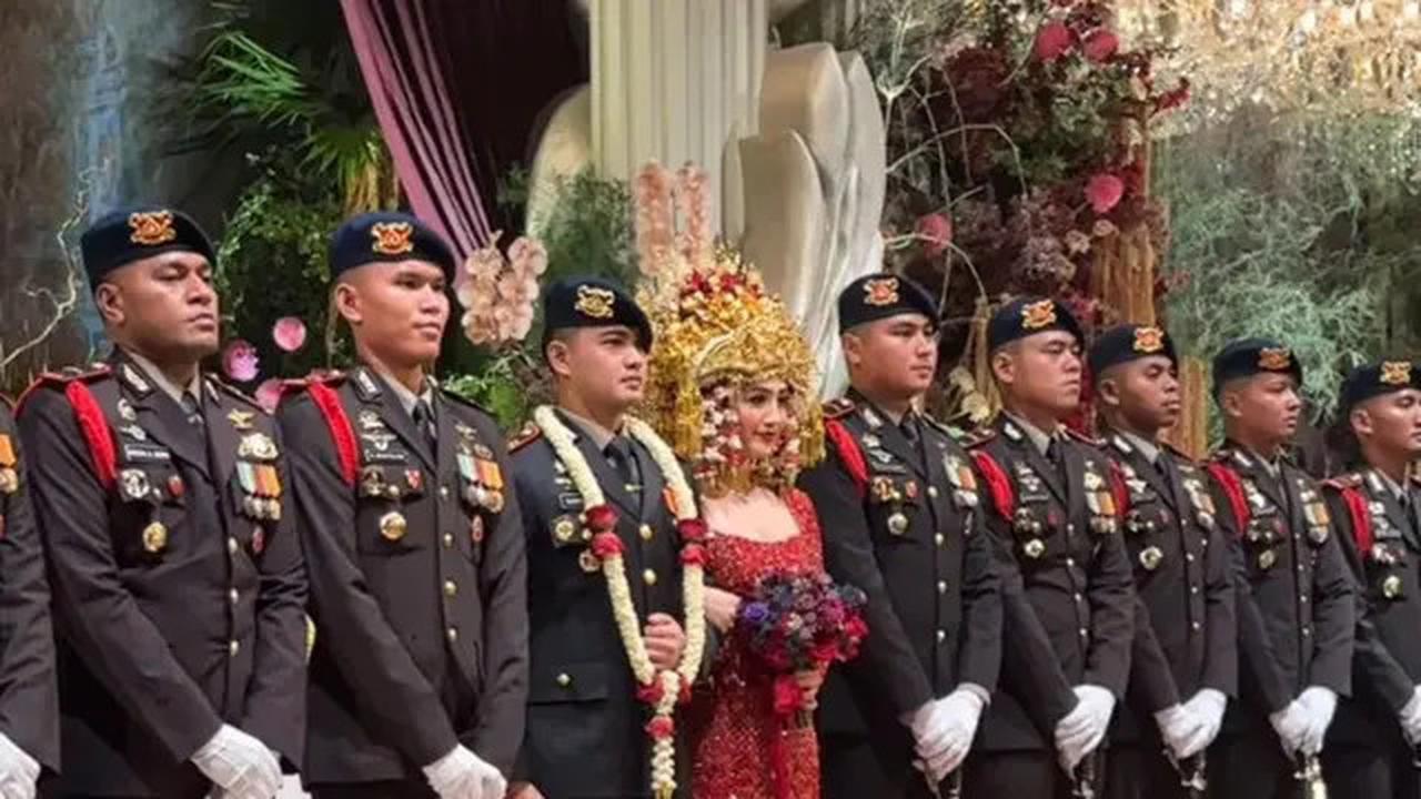 Melihat Tampilan Gagah Suami Febby Rastanty Kenakan Seragam Polisi saat Resepsi Pernikahan dan Pedang Pora