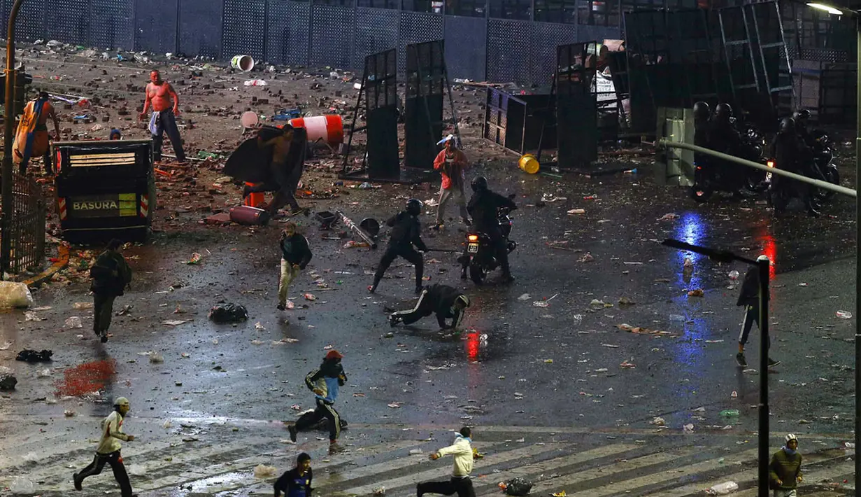Ratusan batu bertebaran pasca kericuhan suporter Timnas Argentina di Buenos Aires, (14/7/2014). (REUTERS/Ivan Alvarado)