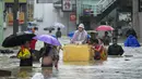 Pihak berwenang meliburkan sekolah-sekolah dan kantor-kantor pemerintah di wilayah ibu kota yang padat penduduknya.  (AP Photo/Aaron Favila)