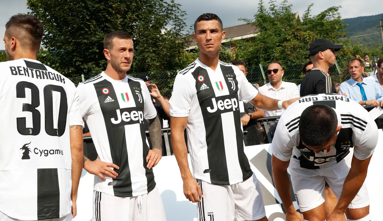 Cristiano Ronaldo, Federico Bernardeshi, Rodrigo Bentancur dan Emre Can bersiap bermain pada pertandingan persahabatan antara Juventus A dan tim B di Villar Perosa, Italia utara, (12/8). (AP Photo/Antonio Calanni)
