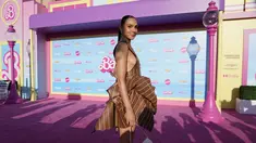 Gal Gadot tiba menghadiri pemutaran perdana film "Barbie" di The Shrine Auditorium di Los Angeles pada hari Minggu, 9 Juli 2023. (AP Photo/Chris Pizzello)