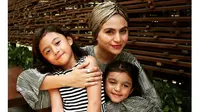 5 Gaya Asha Shara Saat Bareng Anak, Mesra dan Kompak (sumber: Instagram.com/ashasyara)