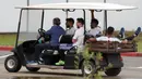 Striker Argentina, Lionel Messi bersama rekannya menaiki mobil golf saat latihan di Bronnitsy, Rusia, Rabu (13/6/2018). Lionel Messi menjadi tumpuan Timnas Argentina untuk menjuarai Piala Dunia 2018. (AP/Ricardo Mazalan)