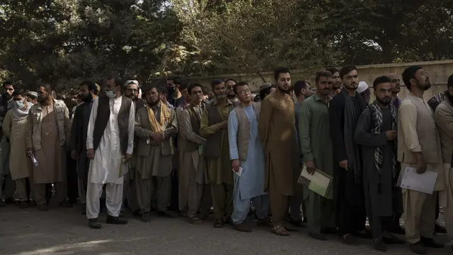 Antrean Permohonan Paspor di Afghanistan