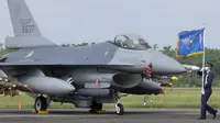 Pembawa bendera Angkatan Udara Taiwan melewati salah satu jet tempur F-16V yang baru di pangkalan Angkatan Udara di Chiayi di barat daya Taiwan, Kamis (18/11/2021). Langkah Taiwan tersebut untuk meningkatkan kemampuan pertahanannya dalam menghadapi ancaman berkelanjutan dari China. (AP Photo/Johnson