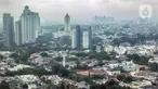 Pemandangan gedung bertingkat dan permukiman warga di antara perpohonan Jakarta, Kamis (13/2/2020). Wahana Lingkungan Hidup (Walhi) menyebut Ruang Terbuka Hijau (RTH) di Jakarta tidak cukup untuk menggerus polusi udara. (Liputan6.com/Faizal Fanani)