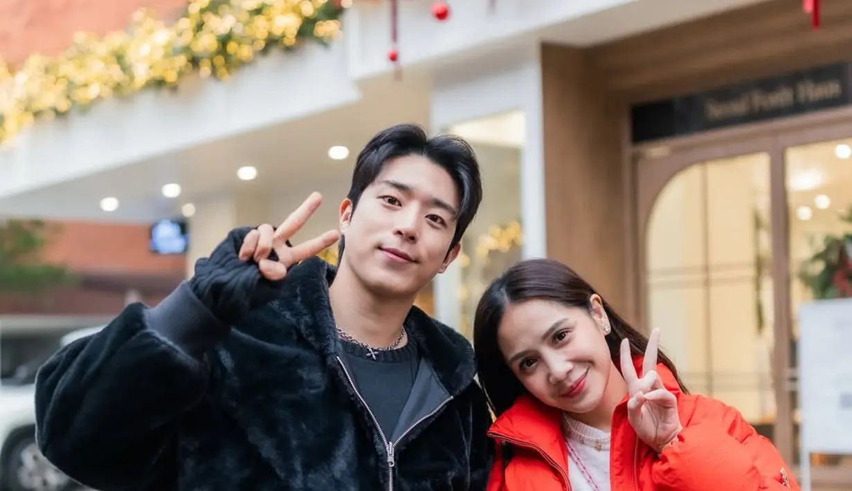 Foto keduanya terlihat begitu akrab, sang aktor tampak mengenakan tampilan serba hitam dari jaket, inner, dan celana nya.  [@raffinagita1717]