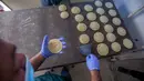 Warga Palestina membuat kue tradisional yang disebut Qatayef, salah satu hidangan penutup khas bulan suci Ramadan di Kota Betlehem, Tepi Barat, Sabtu (25/4/2020). (Xinhua/Luay Sababa)