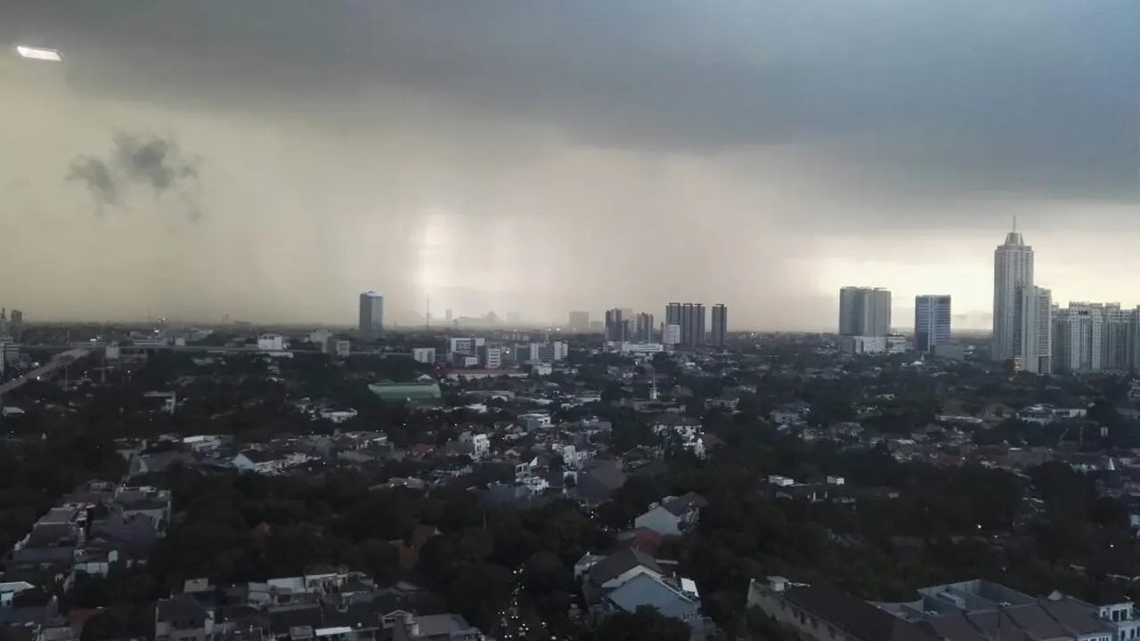 Kondisi langit Jakarta pada Selasa (7/2/2018). (Liputan6.com/Raden Trimutia Hatta)