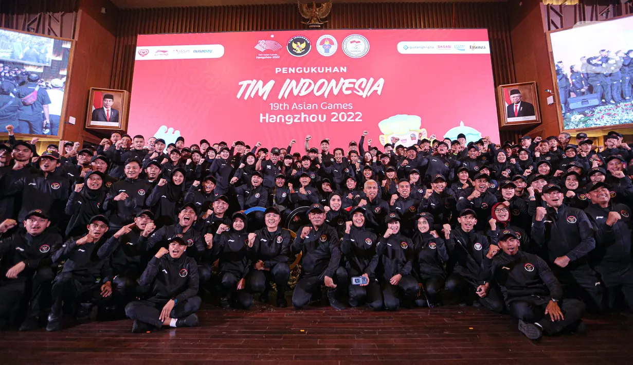 Menpora Dito Ariotedjo dan Menteri Pekerjaan Umum dan Perumahan Rakyat (PUPR) Basuki Hadimuljono sekaligus Ketua Kontingen Tim Indonesia untuk Asian Games 2022 foto bersama para atlet usai upacara pengukuhan kontingen Indonesia di Jakarta, Selasa (19/9/2023). Indonesia akan mengirimkan 413 atlet untuk bersaing pada 30 cabang olahraga dengan target membawa pulang 12 medali emas. (Liputan6.com/Faizal Fanani)