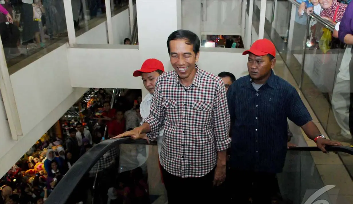 Kehadiran Capres yang diusung oleh PDIP ini membuat pengunjung Mall mendekatinya. Jokowi langsung menjadi pusat perhatian, Mall Bintaro Xchange, Tangerang, Banten (Liputan6.com/Andrian M Tunay)