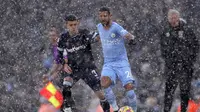 Manchester City saat menghadapi West Ham di tengah guyuran salju (AP)