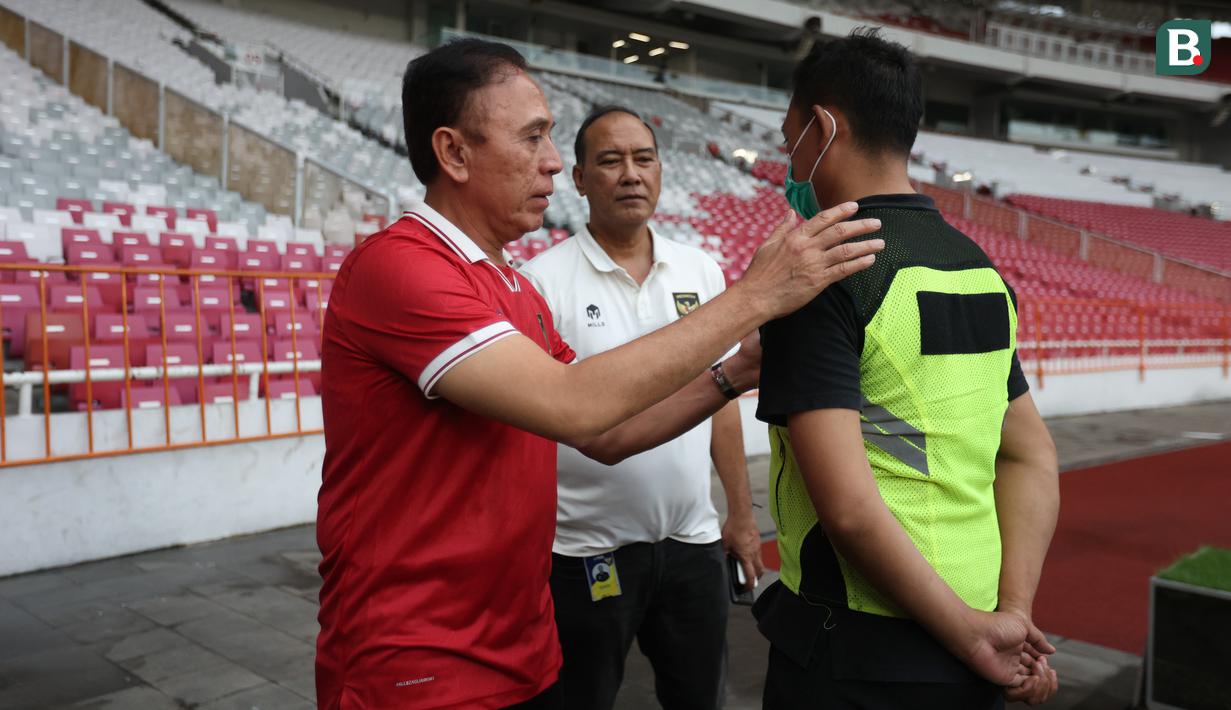 <p>Ketua PSSI, Mochamad Iriawan (kiri) dan Head of Infrastructure Safety and Security PSSI, Adi Nugroho meninjau kesiapan Stadion Utama Gelora Bung Karno (SUGBK) menjelang laga perdana Timnas Indonesia melawan Timnas Kamboja pada perhelatan Piala AFF 2022, Kamis (22/12/2022). (Bola.com/Bagaskara Lazuardi)</p>
