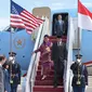 Presiden Jokowi didampingi Ibu Negara Iriana Joko Widodo tiba di Pangkalan Udara Joint Base Andrews di Washington DC, Amerika Serikat, Minggu (25/10) waktu setempat. Jokowi dijadwalkan akan bertemu dengan Presiden AS Barack Obama.(Laily Rachev)