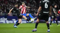 Gelandang Levante Gonzalo Melero berebut bola dengan gelandang Atletico Madrid Hector Herrera dalam pekan ke-21 LaLiga 2021-22 di Estadio Wanda Metropolitano, Kamis (18/2/2022) dini hari WIB. Atletico Madrid tumbang di kandang dari tim juru kunci Levante 0-1. (AP Photo/Manu Fernandez)