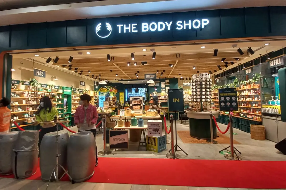Melihat Beauty Store Estetik Pertama The Body Shop yang Dibuat dari 100% Sampah