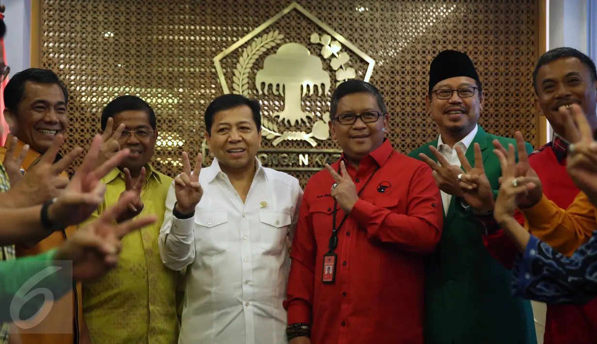 Sejumlah petinggi partai pendukung Ahok-Djarot berpose bersama di DPP Partai Golkar, Jakarta, Jumat (17/3). Partai pendukung Ahok-Djarot membahas strategi pemenangan Ahok-Djarot pada putaran kedua Pilkada DKI Jakarta. (Liputan6.com/Johan Tallo)