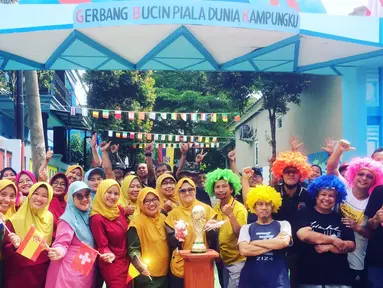 Warga Cluster Cemara Perumahan Depok Maharaja foto bersama saat merayakan keberhasilan mereka peringkat ke-3 Kampung Piala Dunia Terbucin se-Indonesia pada 2022. (Dokumentasi warga Cluster Cemara)