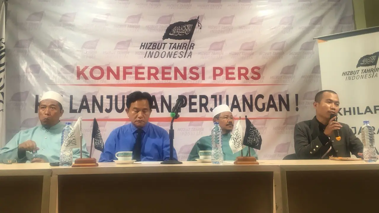 Kuasa Hukum HTI, yusril Ihza Mahendra, memberi keterangan pers terkati putusan PTUN