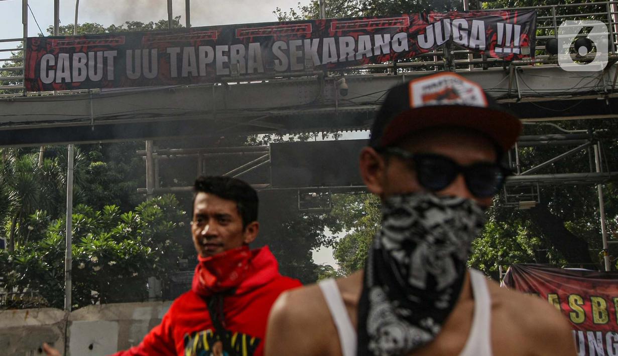 Pengunjuk rasa menyatakan program Tapera yang diwajibkan untuk para pekerja merupakan kebijakan yang tidak pro rakyat. (Liputan6.com/Angga Yuniar)