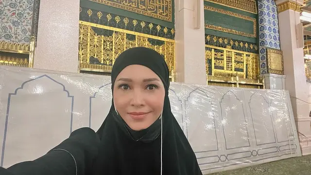 4 Tampilan Wajah Glowing dan Awet Muda Maia Estianty yang Jadi Sorotan Saat Jalani Ibadah Umroh