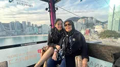 Punya waktu luang, Titi Kamal yang masih banyak disibukan dengan jadwal syuting hingga promosi film ini memilih untuk menikmati momen liburan bersama ibundanya ke Negeri Gingseng. Dalam liburannya tersebut, Titi Kamal pertama kali mengajak ibundanya naik gondola di Busan sambil menikmati pemandangan indah dari ketinggian. (Liputan6.com/IG/@titi_kamall)