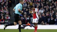 Gelandang Arsenal asal Inggris #49, Myles Lewis-Skelly, bereaksi setelah menerima kartu merah selama pertandingan Liga Primer Inggris antara Arsenal dan West Ham United di Stadion Emirates di London pada 22 Februari 2025. (Ian Kington/IKIMAGES /AFP)