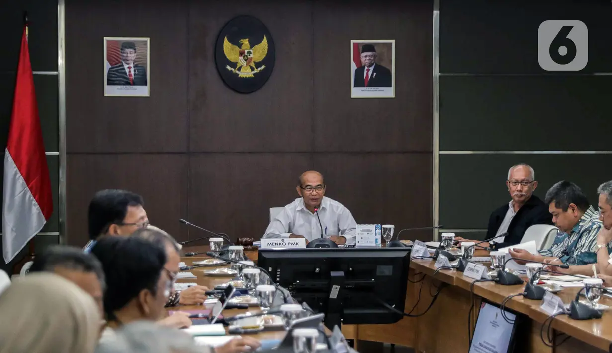 Menteri Koordinator Bidang Pembangunan Manusia dan Kebudayaan (Menko PMK) Muhadjir Effendy (tengah) memimpin rapat koordinasi tingkat menteri di Kantor Kemenko PMK, Jakarta, Senin (17/2/2020). Rapat tertutup tersebut membahas program jaminan kesehatan nasional. (Liputan6.com/Faizal Fanani)