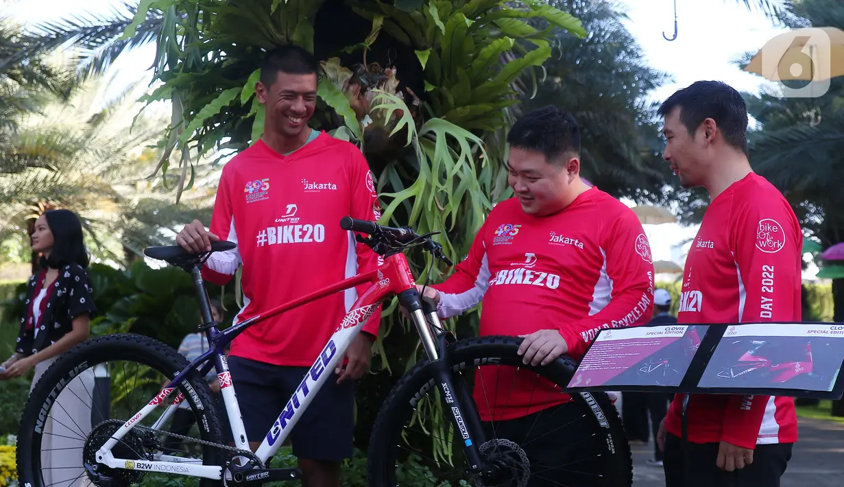 Asst Director of marketing United Bike Firman Candra Perdana, Asst Director of Production William Suryadi dan Operation Manager Frans Suryadi saat menunjukan Sepeda MTB tipe Clovis edisi khusus G20 pada kegiatan bersepeda bersama Gubernur DKI Jakarta dan para Duta Besar negara anggota G20 di Jakarta, Jumat (3/6/2022). (Liputan6.com/Angga Yuniar)