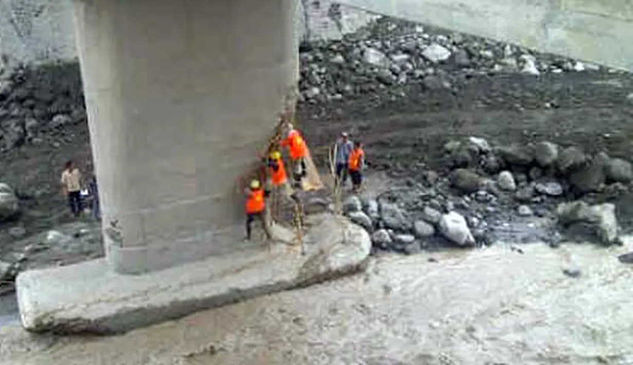 Citizen6, Magelang: Tim konstruksi jembatan menanggulangi dinding jembatan yang tergerus lahar dingin. (Pengirim: Surya)