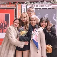 Lisa Blackpink bersama ayahnya dan keluarganya. (dok.Instagram @imbruschweiler/https://www.instagram.com/p/BsLVWVBHxma/Henry)