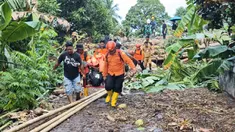 Personel Badan Nasional Pencarian dan Pertolongan (Basarnas) Manado membawa sejumlah alat yang diperlukan guna membantu operasi pencarian dan pertolongan korban bencana banjir bandang di Kabupaten Kepulauan Siau Tagulandang Biaro, Provinsi Sulawesi Utara, Selasa 6 Januari 2026. Kantor Pencarian dan Pertolongan Manado menurunkan sebanyak 16 personel beserta Alat Utama (Alut) SAR untuk melaksanakan operasi pencarian dan pertolongan pada bencana banjir bandang yang melanda Kabupaten Kepulauan Siau Tagulandang Biaro, Provinsi Sulawesi Utara. (Foto: Basarnas)
