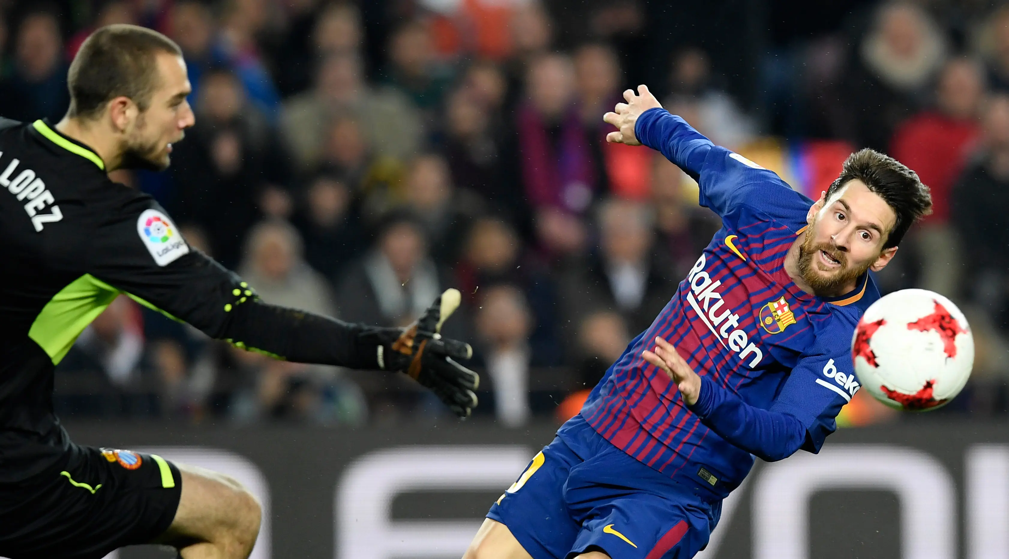 Kiper Espanyol, Pau Lopez berusaha memblokir tendangan pemain Barcelona, Lionel Messi pada laga leg kedua perempat final Copa del Rey di Camp Nou, Kamis (25/1). Barcelona memetik kemenangan dua gol tanpa balas atas lawannya. (AFP PHOTO/LLUIS GENE)