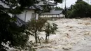 Sebuah rumah tampak diterjang banjir akibat luapan Sungai Kinugawa di Joso, prefektur Ibaraki, Jepang, Kamis (10/9). Satu orang hilang dan lebih dari 90 ribu warga diperintahkan untuk mengungsi. (REUTERS/Issei Kato)