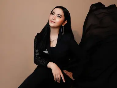 Jadi penyanyi dangdut mengikuti jejak tantenya, Dewi Persik, Lebby Wilayati kini tak hanya sibuk di atas panggung tetapi juga berbagai kegiatan. (Liputan6.com/IG/@lebbywilayati)