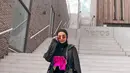 Sontek gaya edgy Zaskia Sungkar dengan padu padan coat, long sleeve, dan wide leg warna hitam. Obi belt warna pink sebagai aksesori jadi item fashion statement pada penampilanmu. Kece maksimal! (Instagram/zaskiasungkar15).