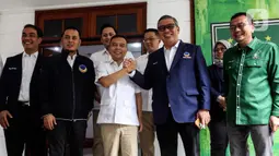 Ketua Harian DPP Partai Gerindra Sufmi Dasco Ahmad (tengah) berjabat tangan dengan Wakil Ketua Umum Partai Nasdem Ahmad Ali usai melakukan pertemuan di Sekretariat Bersama Gerindra-PKB, Jakarta, Kamis (26/1/2023). Pertemuan petinggi Gerindra-PKB-Nasdem tersebut untuk bersilahturahmi antarpartai politik jelang Pemilu 2024 sekaligus membahas koalisi perubahan Indonesia Raya yang diharapkan memberi dampak positif agar persatuan dapat terjaga. (Liputan6.com/Johan Tallo)