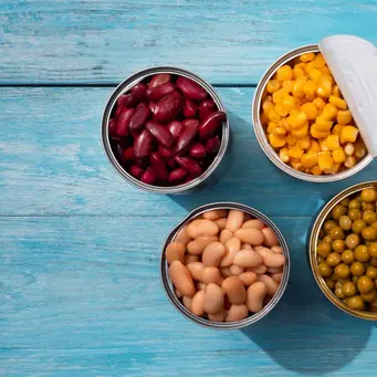 Kacang kaleng merupakan sumber protein dan serat yang sangat ekonomis. Tahan lama selama kemasan masih baik sehingga ideal untuk persediaan darurat. (foto/dok: freepik)