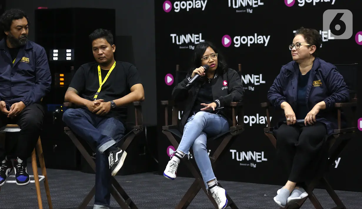 Vice President Marketing GoPlay Sasha Sunu (ketiga kiri) memberi keterangan pers serial GoPlay Original “Tunnel”, di Jakarta, Selasa (10/12/2019). Serial drama dengan perpaduan genre misteri dan fiksi ilmiah ini di persiapkan sebagai konten unggulan GoPlay akhir tahun. (Liputan6.com/Fery Pradolo)