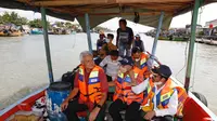 Gubernur Jawa Tengah, saat menaiki perahu warga untuk melihat secara langsung lokasi tanggul jebol di Kawasan Tanjung Emas Semarang.