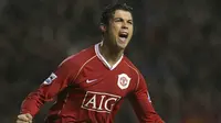 Pemain Manchester United, Cristiano Ronaldo melakukan selebrasi setelah mencetak gol ke gawang Reading dalam laga lanjutan Liga Inggris di Old Trafford Stadium, Manchester, Inggris, 30 Desember 2006. (AP Photo/Jon Super)
