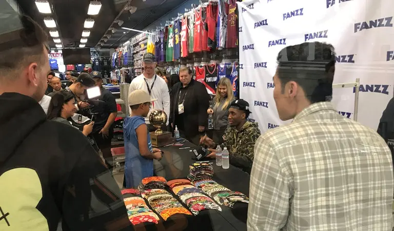 Juara kontes slam dunk 2018, Donovan Mitchell, memberikan tanda tangan pada acara meet and greet di Mal Westfield Culver City, Minggu (18/2/2018). (Bola.com/Rocky Padila)